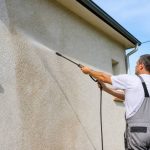 Comment nettoyer un crépis extérieur sans abîmer la façade