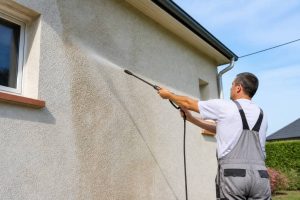Comment nettoyer un crépis extérieur sans abîmer la façade